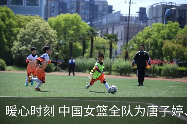 暖心时刻 中国女篮全队为唐子婷、钟佳丽庆生